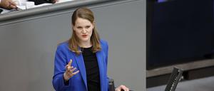 Sonja Eichwede in der 100. Sitzung des Deutschen Bundestages im Reichstagsgebäude. Berlin