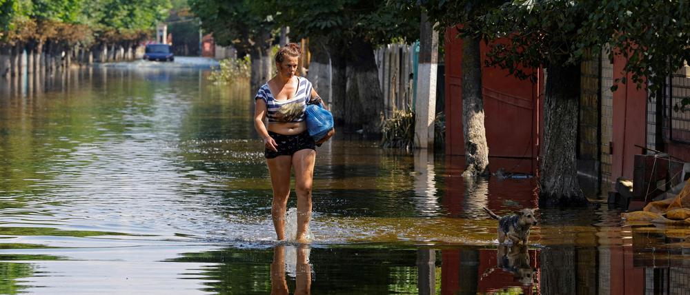 Nach wie vor stehen ganze Orte unter Wasser, wie hier in der Region Cherson.  