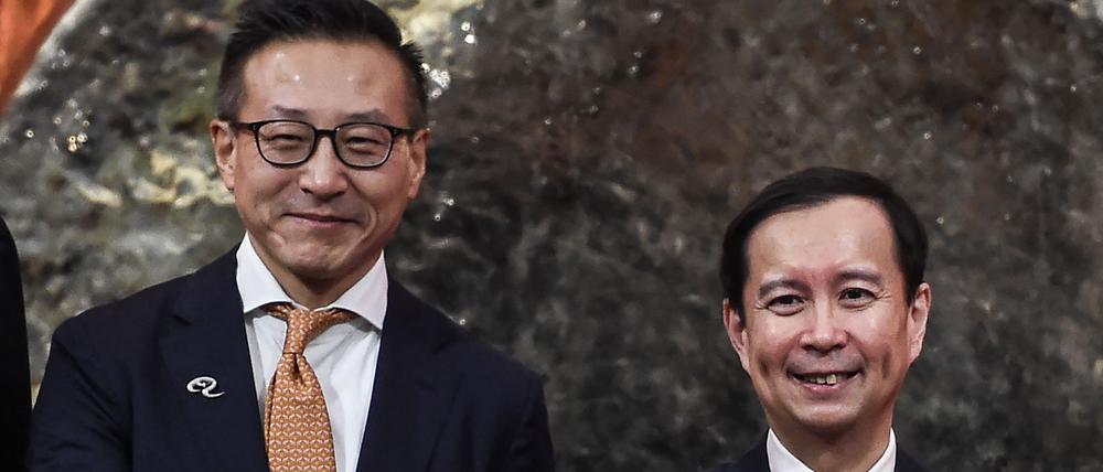 Der neue und der alte Alibaba-Chef: Daniel Zhang (rechts) wird im September vom bisherigen Vize-Chef Joseph Tsai (links) abgelöst.