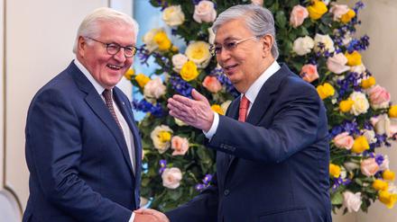 Bundespräsident Frank-Walter Steinmeier (l.) wird von Kassim-Schomart Tokajew, Präsident der Republik Kasachstan, im Ak-Orda-Palast mit militärischen Ehren begrüßt.