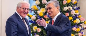 Bundespräsident Frank-Walter Steinmeier (l.) wird von Kassim-Schomart Tokajew, Präsident der Republik Kasachstan, im Ak-Orda-Palast mit militärischen Ehren begrüßt.