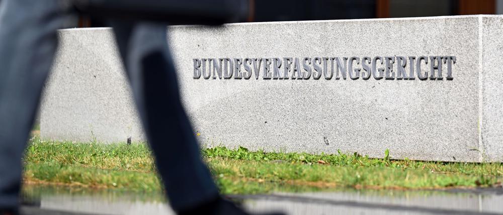Vor dem Bundesverfassungsgericht ist auf einem Stein der Name des Gerichts angebracht.