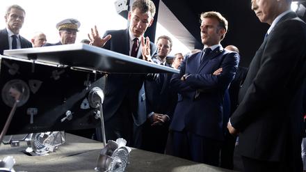 Der Präsident der französischen Raumfahrtagentur CNES, Philippe Baptiste, und der Präsident der Japanischen Agentur für Luft- und Raumfahrt (JAXA), Hiroshi Yamakawa (r), zeigen dem französischen Präsidenten Emmanuel Macron (2.v.r.) auf der Internationalen Pariser Luftfahrtausstellung das Modell „Idefix“.