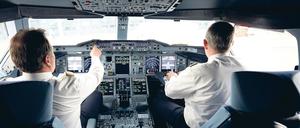 Zwei Lufthansa-Piloten auf dem Flughafen in Hamburg im Cockpit eines Airbus A 380.