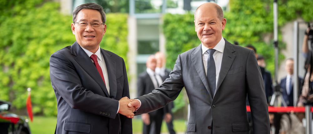Bundeskanzler Olaf Scholz (SPD, r) begrüßt den chinesischen Ministerpräsidenten Li Qiang vor dem Empfang mit militärischen Ehren zu den deutsch-chinesischen Regierungskonsultationen vor dem Bundeskanzleramt.