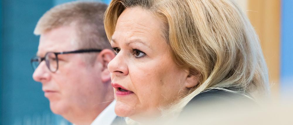 Schlechte Nachrichten. Innenministerin Nancy Faeser (SPD) und Verfassungsschutzpräsident Thomas Haldenwang haben am Dienstag den neuen Jahresbericht der Behörde vorgestellt.