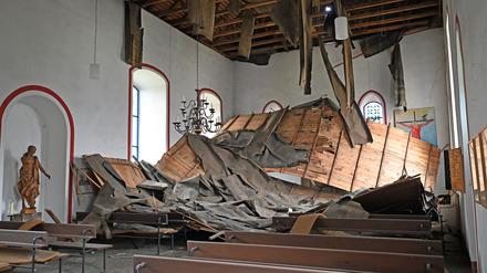 HANDOUT - 19.06.2023, Brandenburg, Grüneberg: Teile der Decke in der Dorfkirche sind eingestürzt. Die Bretter und Dachpappe haben den vorderen Teil des Kirchenschiffe unter sich begraben. (zu dpa: «Decke von Dorfkirche eingestürzt - «Das sieht schlimm aus») Foto: Stefan Determann/Kirchenkreis Oberes Havelland,/dpa - ACHTUNG: Nur zur redaktionellen Verwendung im Zusammenhang mit der aktuellen Berichterstattung und nur mit vollständiger Nennung des vorstehenden Credits +++ dpa-Bildfunk +++