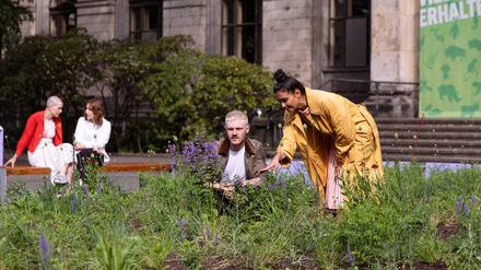 Alexandra Daisy Ginsbergs Kunstwerk vor dem Musuem für Naturkunde heißt „Pollinator Pathmaker LAS Edition“.