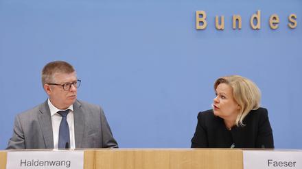 Thomas Haldenwang, Präsident des Bundesamtes für Verfassungsschutz und Nancy Faeser, Bundesministerin des Innern, stellen den Verfassungsschutzbericht 2022 vor. 