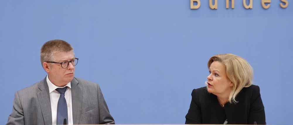 Thomas Haldenwang, Präsident des Bundesamtes für Verfassungsschutz und Nancy Faeser, Bundesministerin des Innern, stellen den Verfassungsschutzbericht 2022 vor.