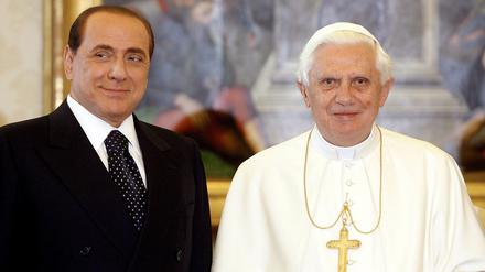 Eines der Brustkreuze von Papst Benedikt XVI. ist verschwunden. Er hatte es seiner Heimatpfarrei in Oberbayern geschenkt.