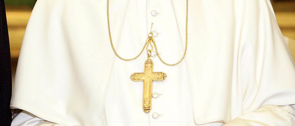 Eines der Brustkreuze von Papst Benedikt XVI. ist verschwunden. Er hatte es seiner Heimatpfarrei in Oberbayern geschenkt.
