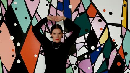 Die Künstlerin Sarah Morris vor ihrem Gemälde „Courtship (Spinnennetz)“.