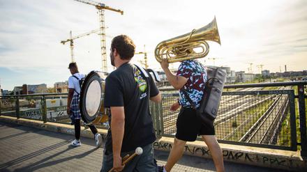 Das Fête de la Musique vereint in Berlin verschiedenste Musikstile. Neben modernen Sounds erklingen auch traditionelle Instrumente wie Pauken und Tuben.