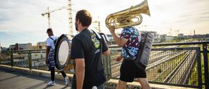 Das Fête de la Musique vereint in Berlin verschiedenste Musikstile. Neben modernen Sounds erklingen auch traditionelle Instrumente wie Pauken und Tuben.