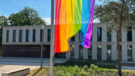 Die angezündete Regenbogenflagge vor dem Rathaus Dallgow-Döberitz