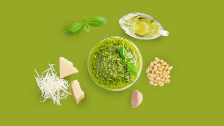 Wenige Zutaten, viel Geschmack: Basilikum, Hartkäse, Knoblauch, Pinienkerne, Salz und Olivenöl.