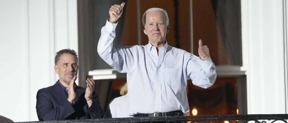 US-Präsident Joe Biden und sein zweiter Sohn Hunter Biden am 4. Juli 2022 auf dem Truman Balkon des Weißen Hauses.