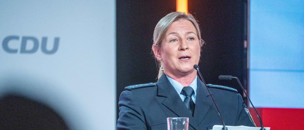 Claudia Pechstein, Olympiasiegerin im Eisschnelllauf, spricht in ihrer Uniform als Bundespolizistin beim CDU-Grundsatzkonvent. 