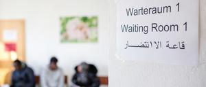 ARCHIV - Flüchtlinge warten am 29.12.2016 in der Erstaufnahmestelle in Suhl (Thüringen) auf ihre Registrierung. Termine vereinbaren, Formulare ausfüllen, Behördengänge - wer die deutsche Sprache nicht gut beherrscht, hat es meist schwer. Migranten organisieren sich oft selbst einen Sprachmittler. Vor allem in kleinen Städten können Ämter mit Mehrsprachigkeit bislang kaum dienen. (zu dpa «Behörden gehen sprachlich eher kleine Schritte auf Ausländer zu» vom 10.06.2017) Foto: arifoto UG/dpa-Zentralbild/dpa +++ dpa-Bildfunk +++