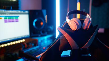 Sound engineer, music producer or radio host workplace, Sound engineer, music producer or radio host workplace selective focus on headphones on chair, Sound engineer, music producer or radio host workplace selective focus on headphones on chair, 03.11.2022, Copyright: xNomadSoulx Panthermedia32673419.jpg