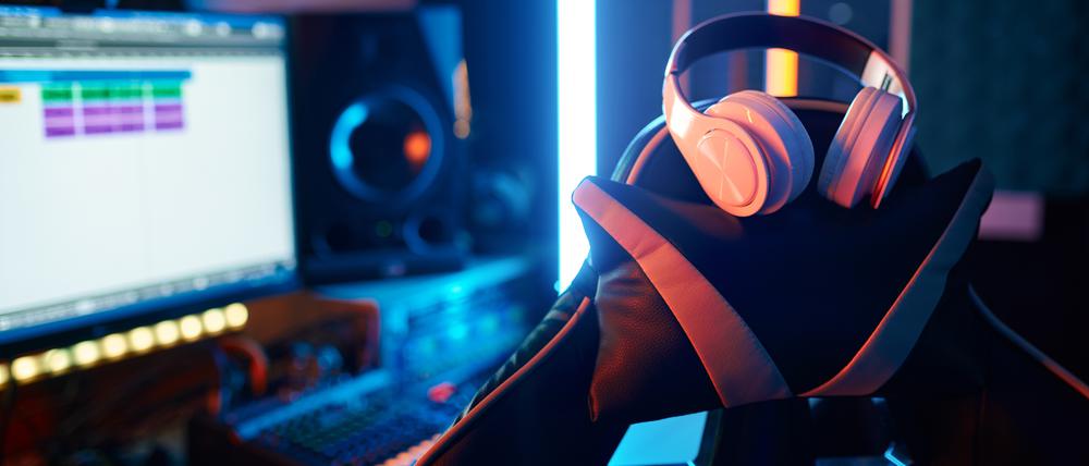 Sound engineer, music producer or radio host workplace, Sound engineer, music producer or radio host workplace selective focus on headphones on chair, Sound engineer, music producer or radio host workplace selective focus on headphones on chair, 03.11.2022, Copyright: xNomadSoulx Panthermedia32673419.jpg