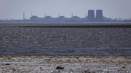 Energodar: Das Kernkraftwerk Saporischschja ist im Hintergrund des flachen Kachowka-Stausees nach der Zerstörung des Kachowka-Staudamms zu sehen.