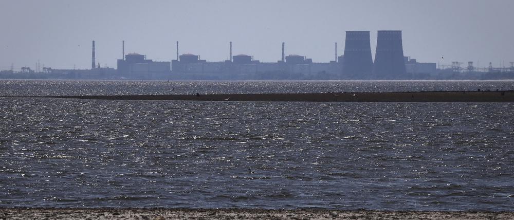 Energodar: Das Kernkraftwerk Saporischschja ist im Hintergrund des flachen Kachowka-Stausees nach der Zerstörung des Kachowka-Staudamms zu sehen.