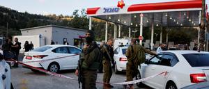 Sicherheitskräfte arbeiten am Tatort eines Anschlags im Westjordanland.