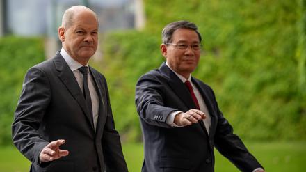 Bundeskanzler Olaf Scholz (SPD, l) empfängt Li Qiang, Ministerpräsident von China.
