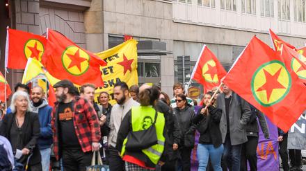 Aktivisten des Netzwerks „Allianz gegen die Nato“ tragen Fahnen mit dem Logo der Arbeiterpartei Kurdistans PKK in Stockholm (Symbolbild).