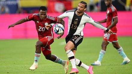 Leroy Sane (r.) im Zweikampf mit Jhon Adolfo Arias.