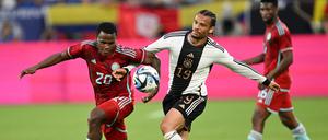 Leroy Sane (r.) im Zweikampf mit Jhon Adolfo Arias.