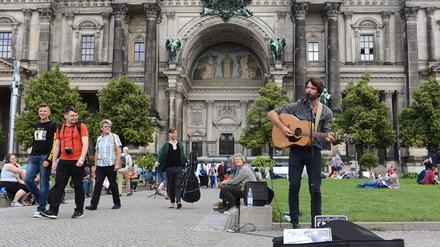Einfach mal stehen bleiben und zuhören. Ein Straßenmusiker auf der Museumsinsel.