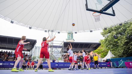 Basketballerinnen vom Team Deutschland (in rot) treten gegen das Team aus Tunesien (in weiß) an.