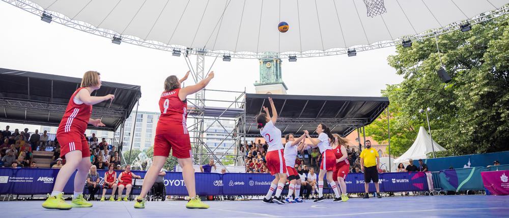 Basketballerinnen vom Team Deutschland (in rot) treten gegen das Team aus Tunesien (in weiß) an.