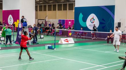 Ein anderes Match im Badminton bei den Special Olympics World Games.
