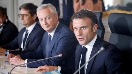 FILE PHOTO: France's President Emmanuel Macron and French Minister for the Economy and Finances Bruno Le Maire meet with managing directors of sovereign funds at the 6th edition of the "Choose France" Summit at the Chateau de Versailles, outside Paris, France on May 15, 2023. Ludovic Marin/Pool via REUTERS/File Photo