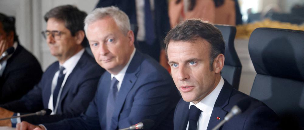 FILE PHOTO: France's President Emmanuel Macron and French Minister for the Economy and Finances Bruno Le Maire meet with managing directors of sovereign funds at the 6th edition of the "Choose France" Summit at the Chateau de Versailles, outside Paris, France on May 15, 2023. Ludovic Marin/Pool via REUTERS/File Photo