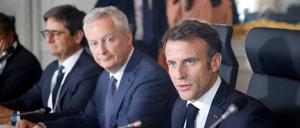 FILE PHOTO: France's President Emmanuel Macron and French Minister for the Economy and Finances Bruno Le Maire meet with managing directors of sovereign funds at the 6th edition of the "Choose France" Summit at the Chateau de Versailles, outside Paris, France on May 15, 2023. Ludovic Marin/Pool via REUTERS/File Photo
