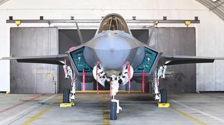 Ein Mehrzweckkampfflugzeug vom Typ F-35 des amerikanischen Herstellers Lockheed Martin. 