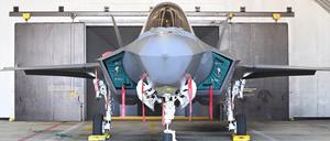 Ein Mehrzweckkampfflugzeug vom Typ F-35 des amerikanischen Herstellers Lockheed Martin. 