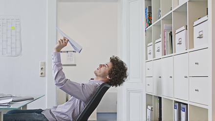 Businessman holding paper airplane, Büro, Langeweile, 