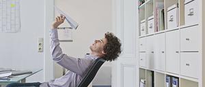 Businessman holding paper airplane, Büro, Langeweile, 