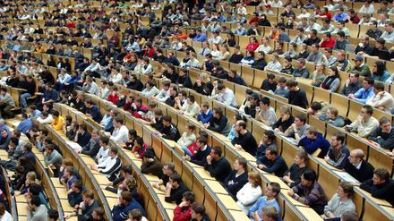 Ein mit Studenten gefüllter Hörsaal an der Karlsruher Universität (TH) Fridericiana.