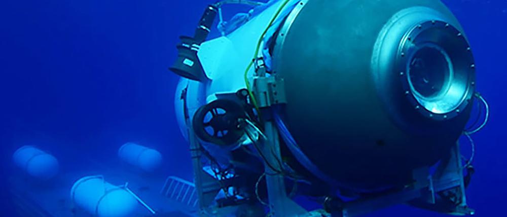 Dieses undatierte von OceanGate Expeditions herausgegebene Foto zeigt das Tauchboot „Titan“, das von seiner Plattform aus startet.