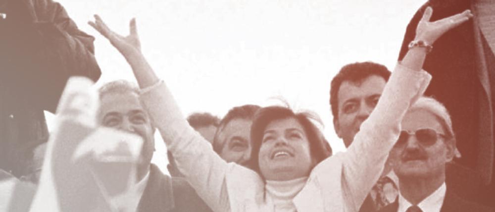 Symbolträchtiger Auftritt: Tansu Çiller lässt im Wahlkampf 1995 Friedenstauben fliegen.