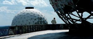 Eine Kuppel der ehemaligen Abhörstation der NSA ist am 01.07.2013 in Berlin auf dem Teufelsberg zu sehen. Bis 1992 hörte der amerikanische Geheimdienst NSA von dort aus den Funk-und Telefonverkehr im Osten ab. Foto: Maurizio Gambarini/dpa +++(c) dpa - Bildfunk+++