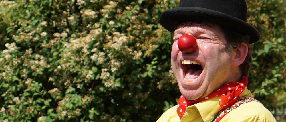 Leopold Altenburg begeistert Patient:innen mit Musik.