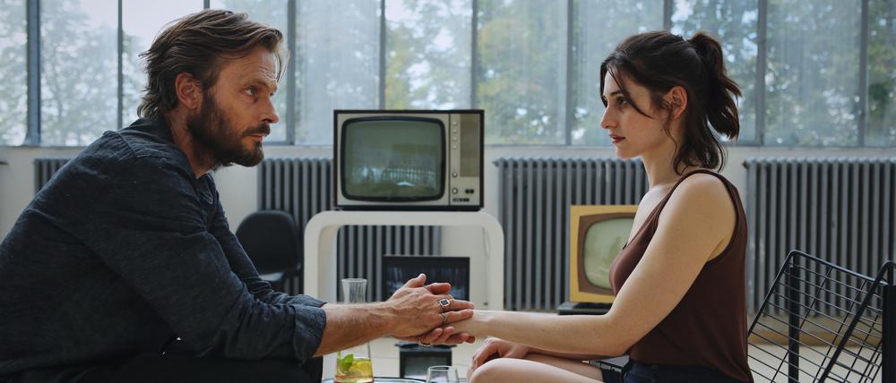 Die Journalistin Norah (Deleila Piasko) steht unter Druck, endlich Ergebnisse für das Porträt von Balder (Andreas Pietschmann) abzuliefern. 